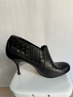 Max Studio Black Leather Pointed-Toe Stiletto Ankle Shoe 7.5 studded